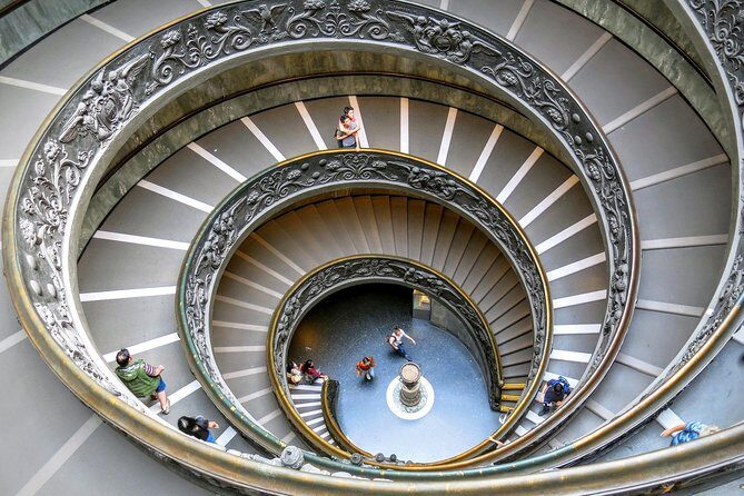 Vatican Museums and Sistine Chapel last entry Guided Tour - 5:30 pm Meeting Point: How the timing and group size matter
